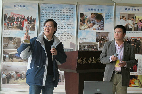 《重返二叠纪》制片人叶剑先生自豪地举起中国科教电影“科蕾奖”奖杯